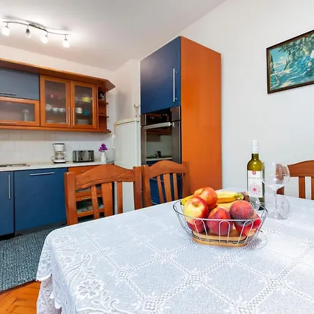 Up To 5 People,near Beach And Centre